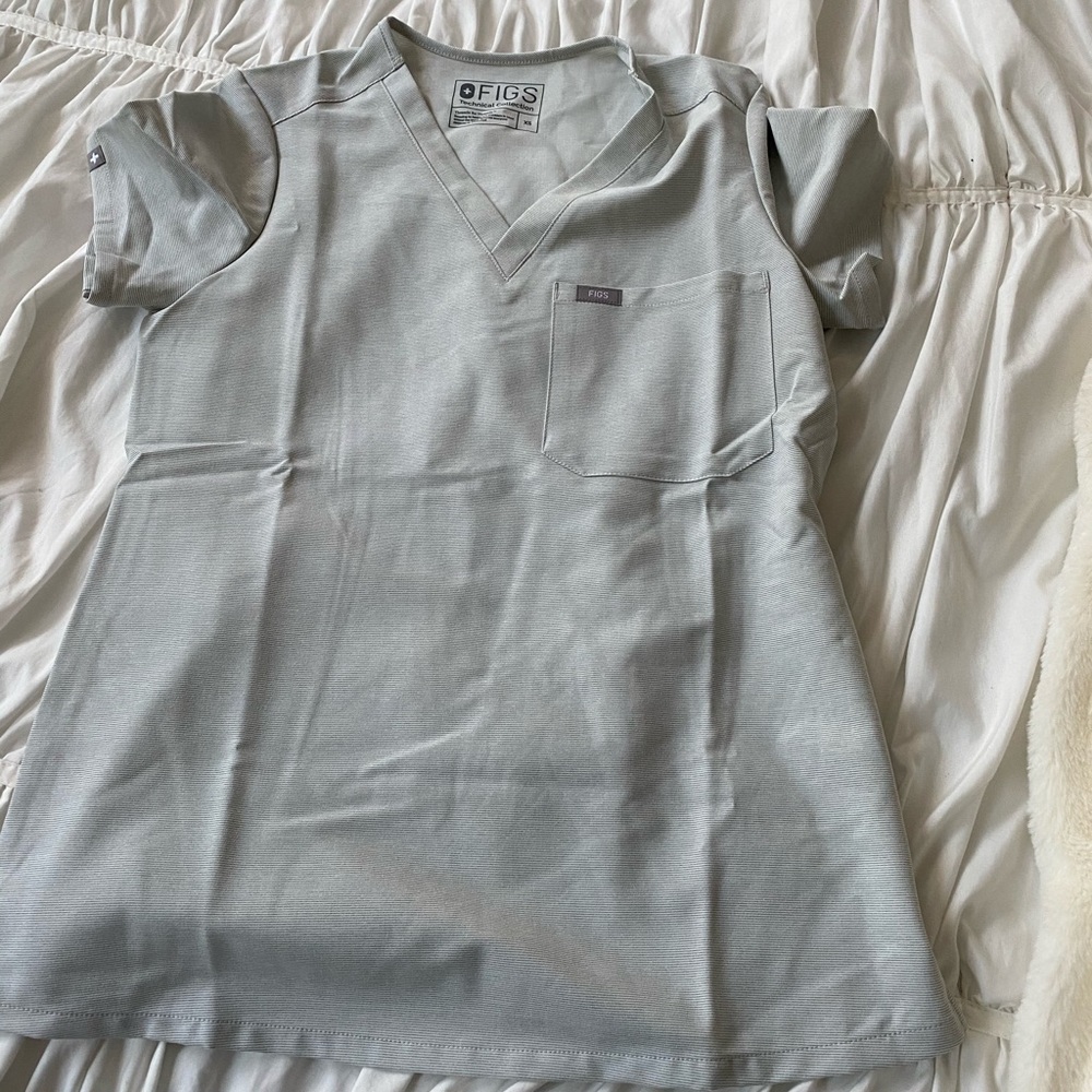 Figs 1 Pocket Scrub Top